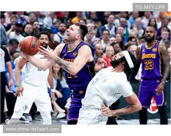 东契奇浓眉迎战老东家快船力求反弹季前赛焦点对决来袭 东契奇浓眉迎战老东家快船力求反弹季前赛焦点对决来袭